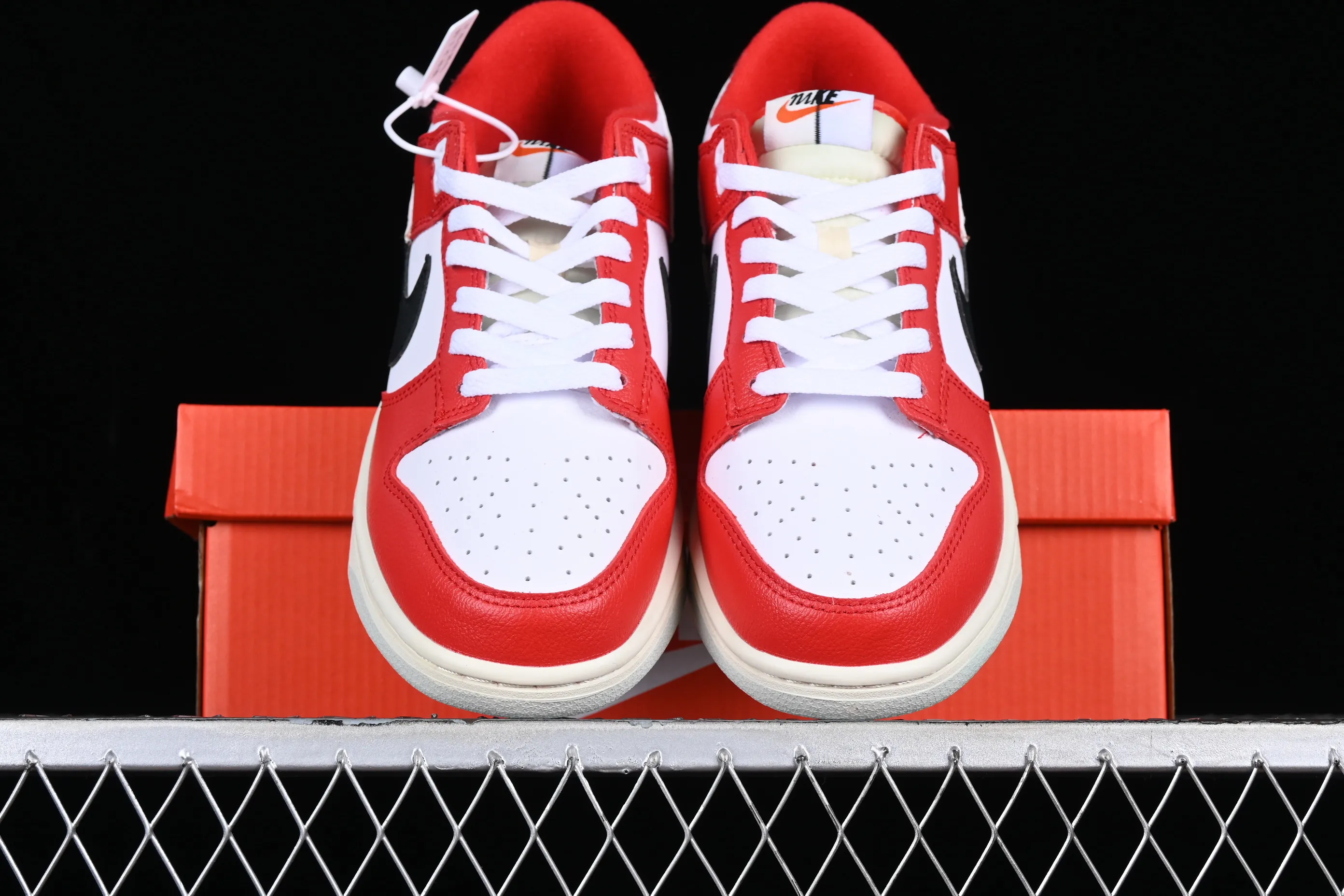 All Categories Nk SB Dunk Series Nk SB Dunk Low Low-top sneakers Cost-effective version Nk Dunk Low "Chicago Split" Chicago color matching SB low-top sports and leisure sneakers DZ2536-600